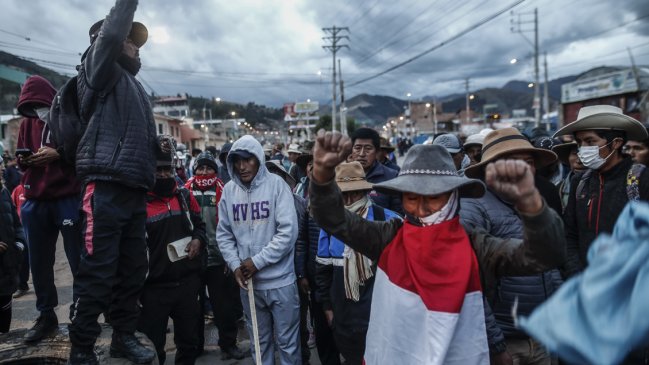 Suben a 100 los puntos con tránsito interrumpido en Perú por las protestas