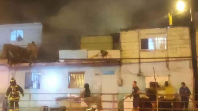 Incendio destruyó inmueble y dejó cinco damnificados en Antofagasta