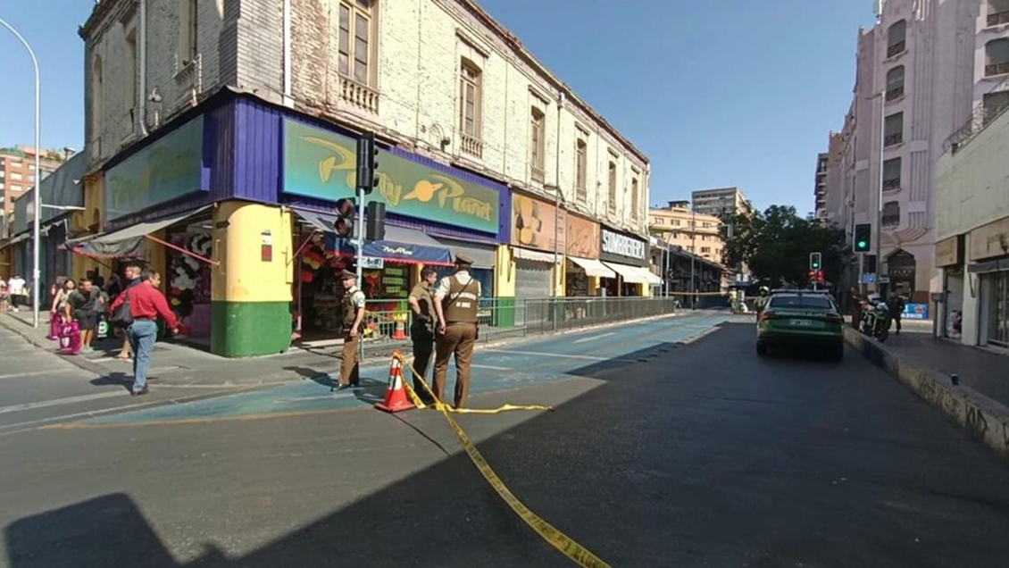 Carabinero hirió a sujeto que se le abalanzó con un cuchillo en el centro de Santiago