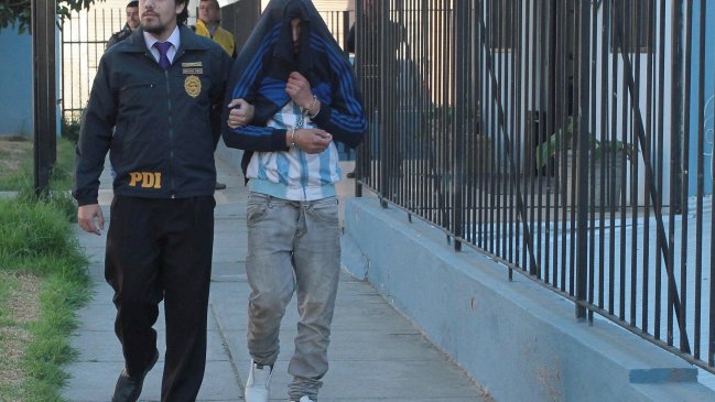 PDI sorprende a dos adolescentes con arma cortante y drogas en Pichilemu