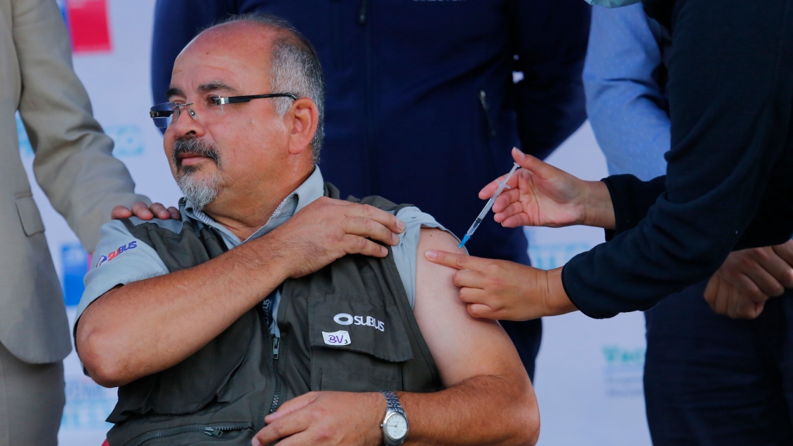 Micreros capitalinos recibieron la vacuna bivalente contra el Covid