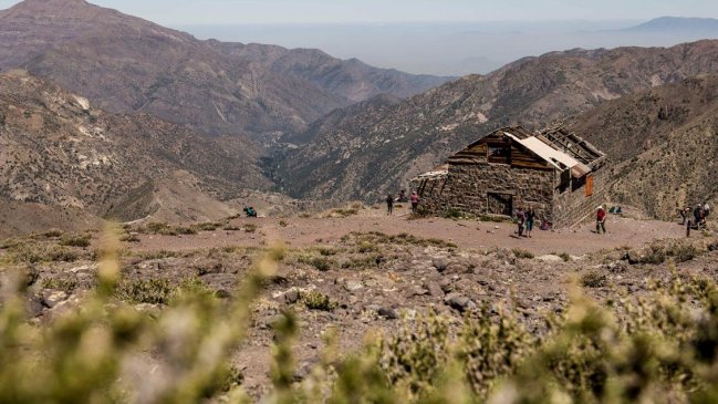 Remoción de masa deja una veintena de personas aisladas en el parque Yerba Loca de Lo Barnechea