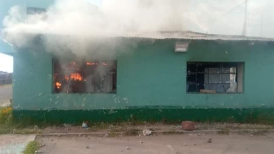 Manifestantes atacan y queman un cuartel policial en el sur de Perú