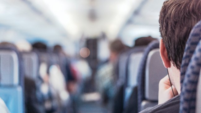 Hombre obligó a que avión aterrizara porque su compañero de asiento tenía flatulencias