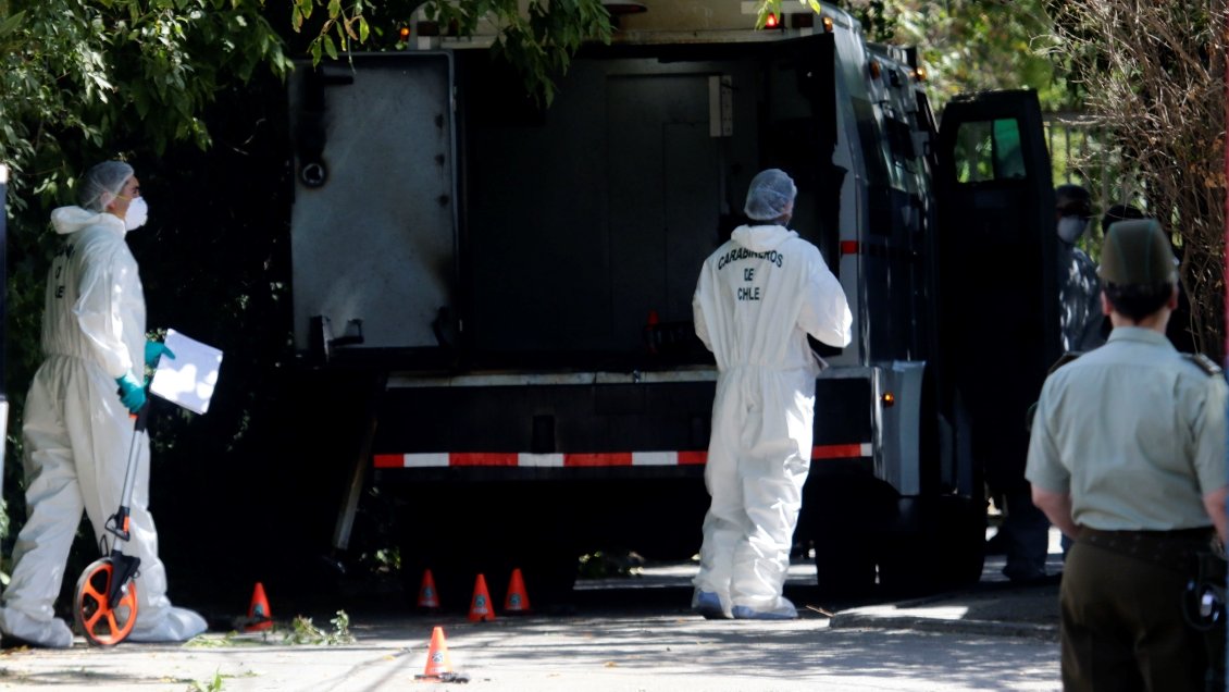 Delincuentes asaltaron un camión de valores en Puente Alto y se llevaron al menos 2.000 millones