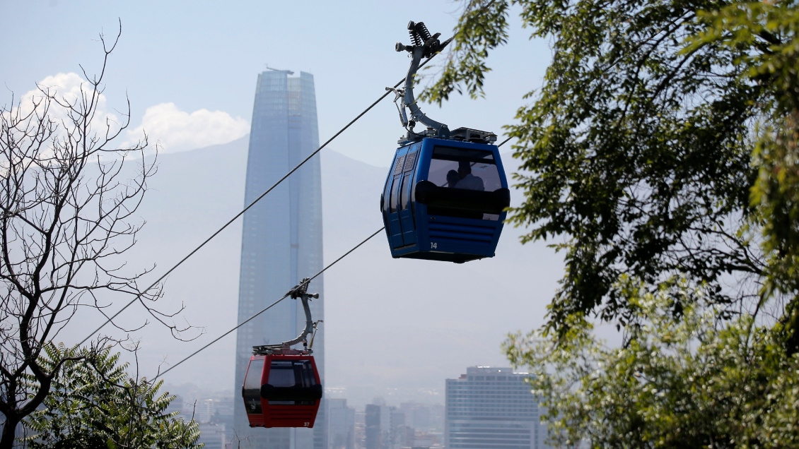 Nuevos teleféricos tendrán cabinas para 10 personas y se estudia integrar tarjeta Bip! en Santiago