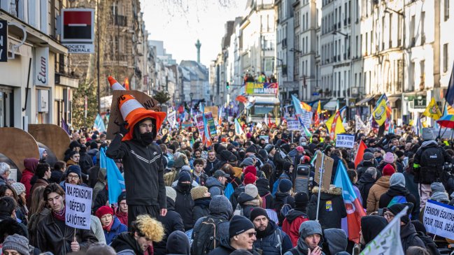 Huelgas en refinerías, puertos y la electricidad en Francia por las pensiones