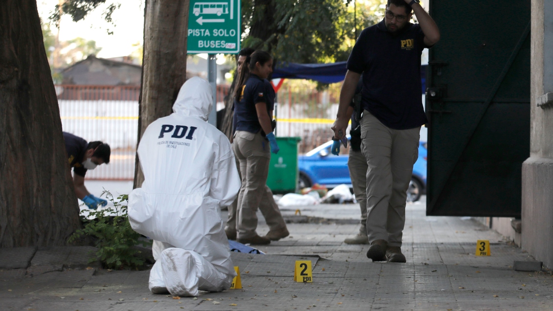 PDI investiga homicidio en el centro de Santiago: Víctima recibió siete impactos de bala