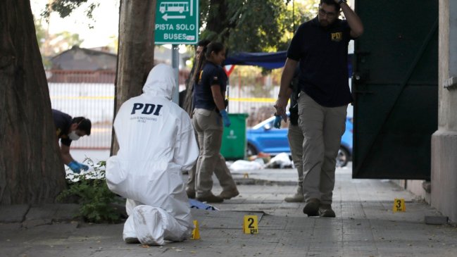  Carabineros investiga homicidio en el centro de Santiago: Víctima recibió siete impactos de bala  