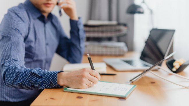 Se llamaba a sí mismo para no atender a sus clientes en el trabajo y fue despedido