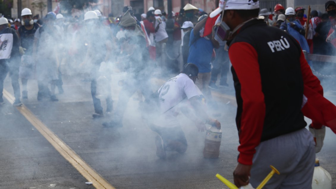 Gobernador regional peruano disparó contra manifestantes que atacaban su casa