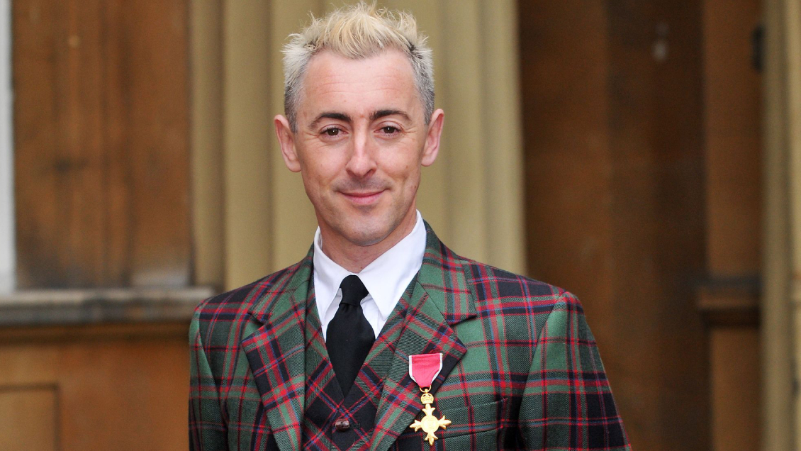 Actor Alan Cumming devolvió distinción real debido a la 