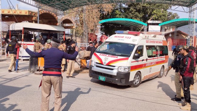   Ataque suicida en una mezquita de Pakistán deja al menos 17 muertos y 90 heridos 