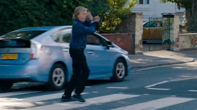 Paul McCartney estuvo cerca de ser atropellado mientras recreaba portada de 