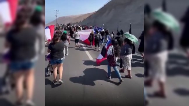   Cientos de vecinos de Alto Hospicio marcharon hacia Iquique en protesta por la inseguridad 