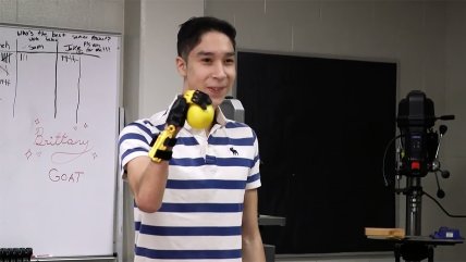   Estudiante con discapacidad recibe mano robótica construida por sus compañeros 