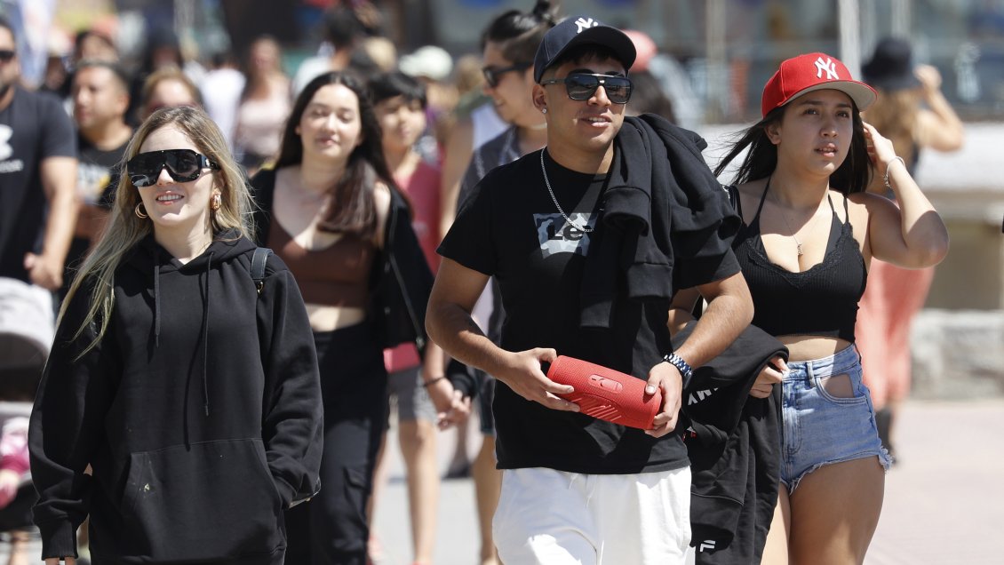 Más de 1.100 jóvenes endeudados en Dicom: Expertos preocupados por alta morosidad