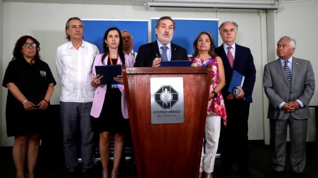 Colegio Médico abordó junto a exministros de Salud la crisis de las isapres