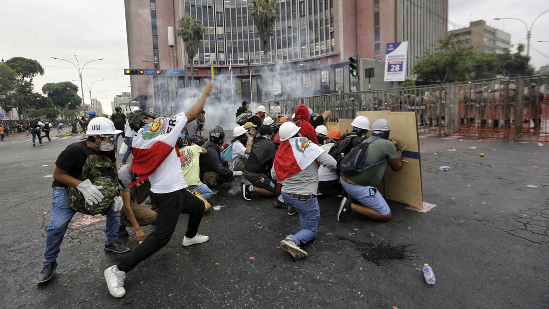 Congreso peruano aplaza para este martes la votación sobre adelanto de elecciones