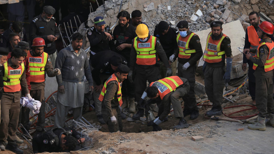 Elevan a 93 los muertos en ataque suicida en una mezquita de Pakistán