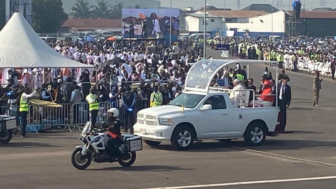 Ante un millón de fieles en RD Congo, el papa pidió romper el 
