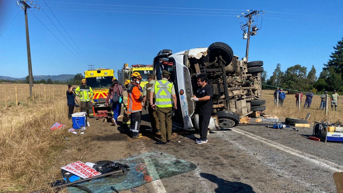 Un fallecido y una veintena de heridos dejó una colisión múltiple en Pitrufquén