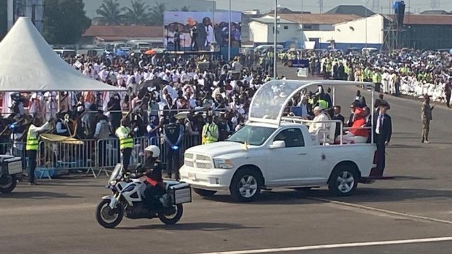   Ante un millón de fieles en RD Congo, el papa pidió romper el 