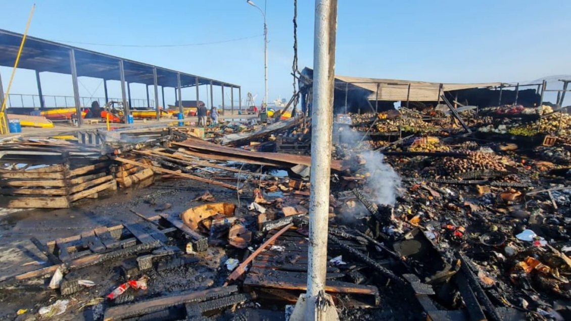 Incendio destruyó dos locales comerciales en el muelle fiscal de Tocopilla