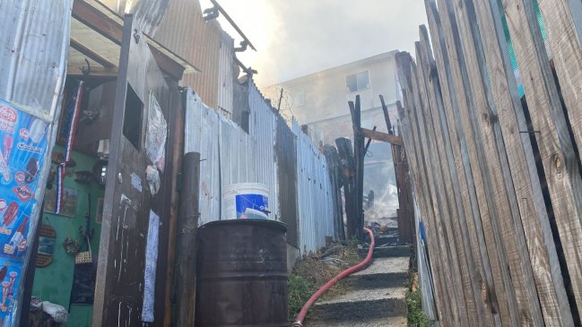 Incendio afectó a tres casas del Cerro Rocuant en Valparaíso