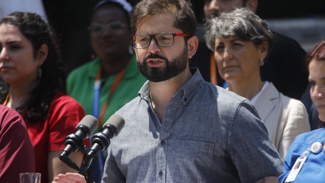 Criteria: Aprobación del Presidente Boric cayó dos puntos en enero y llegó al 33%