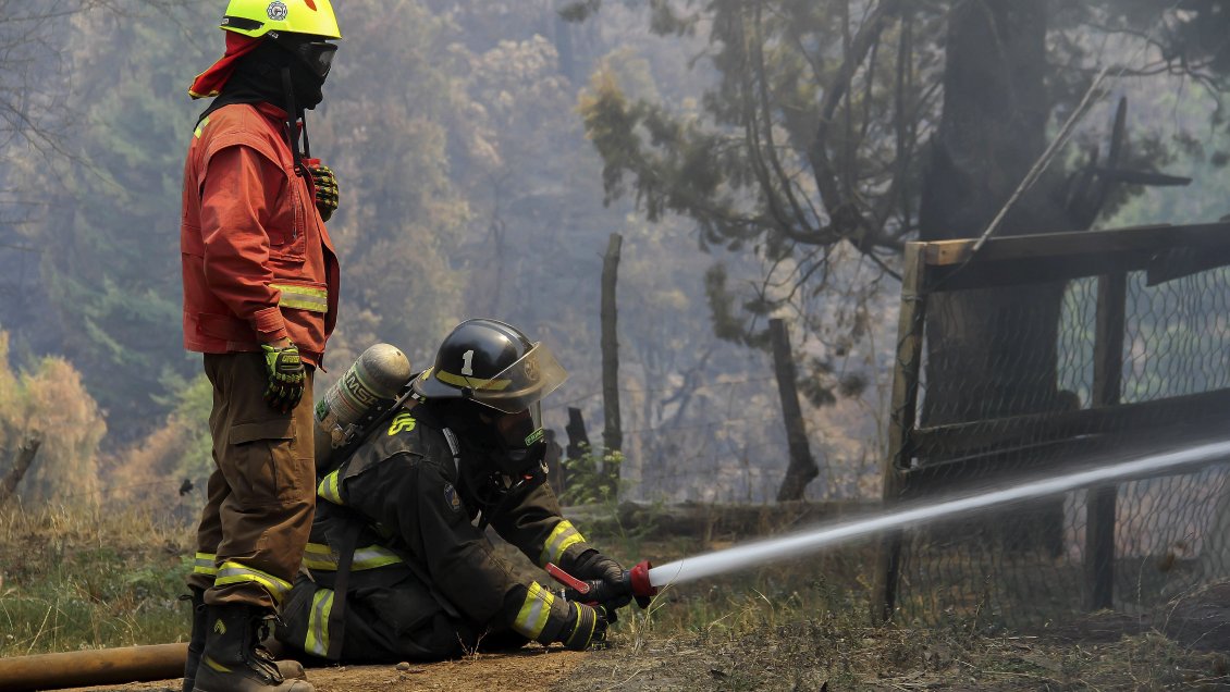 Gobierno acusó que empleadores no permiten a bomberos ausentarse de sus trabajos para combatir incendios forestales