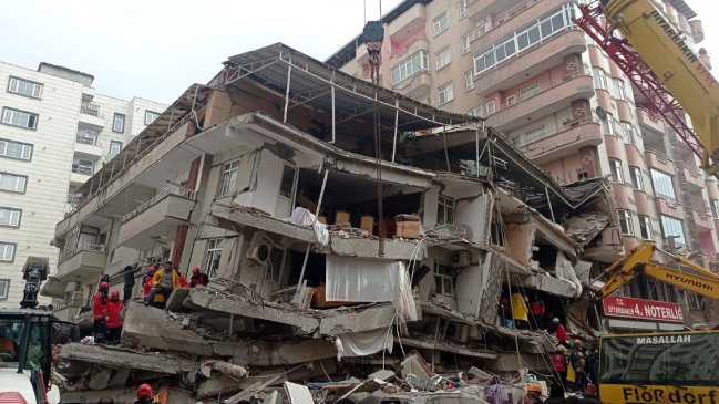  Terremoto deja, preliminarmente, cerca de 600 fallecidos en Turquía y Siria  