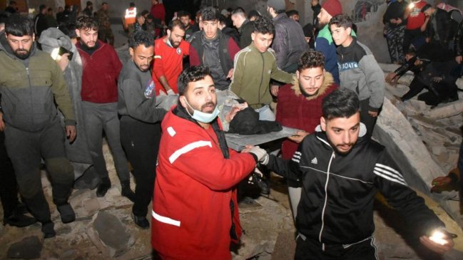  Casi 1.400 muertos por terremoto: Al menos 912 en Turquía y 473 en Siria  