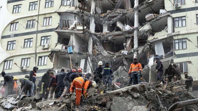  El mundo se solidariza con la catástrofe sísmica de Turquía y envía cientos de efectivos  