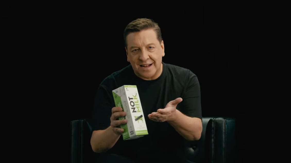 Comercial protagonizado por JC Rodríguez genera lío legal entre lecheros y bebida vegetal