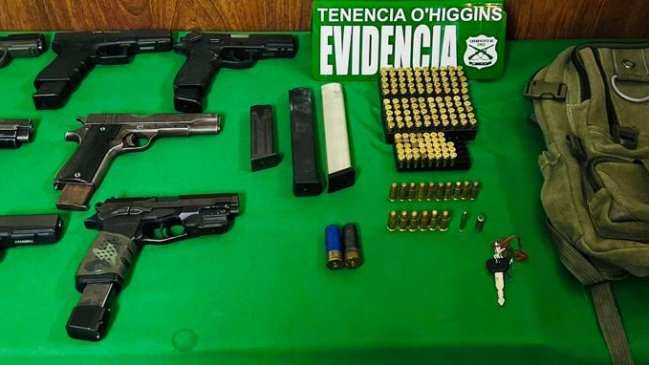 Sujeto portaba 7 pistolas mientras transitaba por Valparaíso: Una pertenecía a Carabineros de Aysén