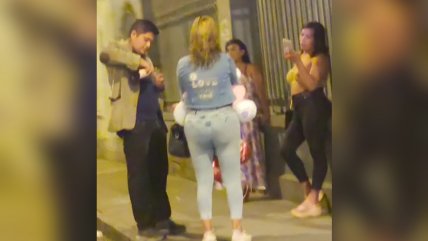 Joven le regaló peluches y globos a trabajadoras sexuales