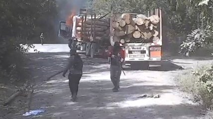   Conductor se halló de improviso con atentado incendiario y fue atacado a balazos 