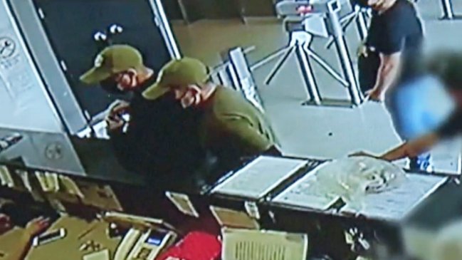 Falsos carabineros asaltaron y violaron a una mujer en su departamento