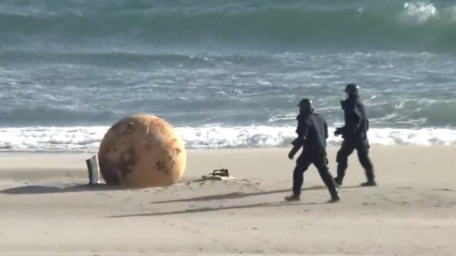   Misterio en Japón por bola de metal gigante que apareció en una playa 