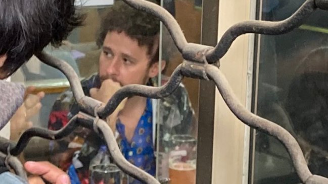 Un fanshop y un completo: Luisito Comunica visitó clásico local viñamarino