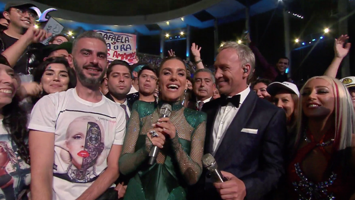 Desde el público: La particular presentación de los animadores a Christina Aguilera en Viña 2023