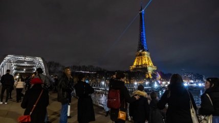   Torre Eiffel y edificios de la UE se iluminan con los colores de Ucrania a un año de la invasión 