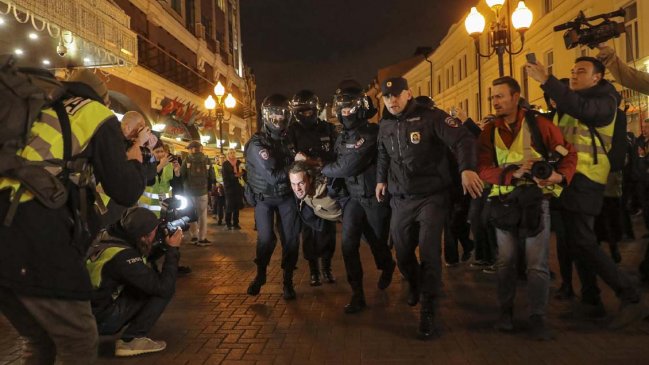 Varios detenidos en ciudades rusas por protestar en aniversario de la guerra