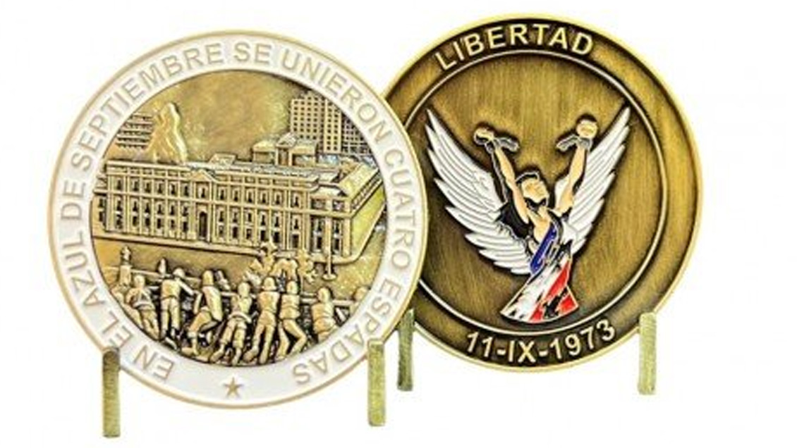 Indignación por venta de moneda que hace apología al golpe de Estado en tienda del banco BCI