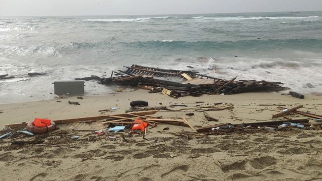 Naufragio de embarcación deja al menos 60 migrantes muertos en Italia