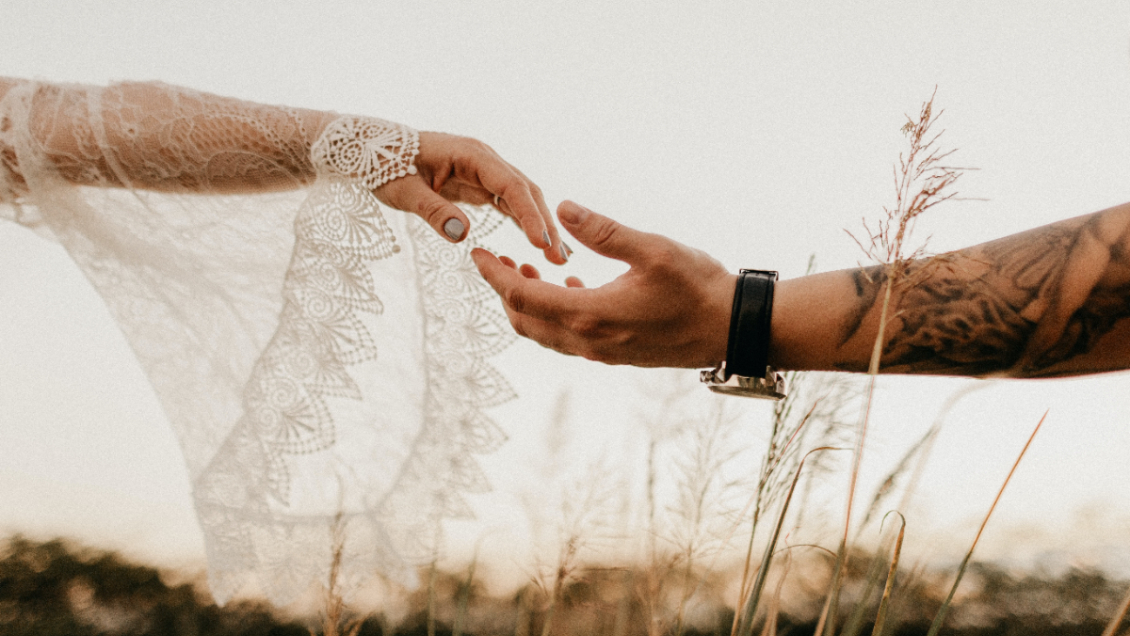 Mujer descubrió a su novio siendo amamantado por su mamá segundos antes de su boda