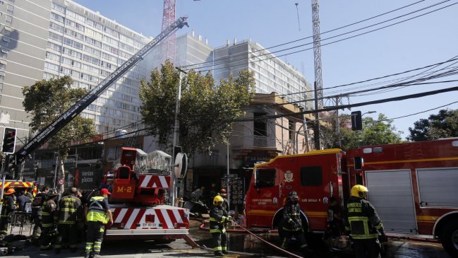Incendio afectó a inmueble en Vicuña Mackenna: Carabineros informó que segundo piso estaba tomado