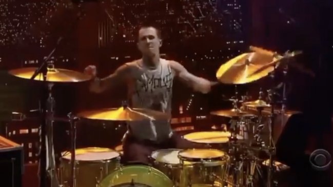 El día que Travis Barker de Blink-182 tocó batería con una sola mano