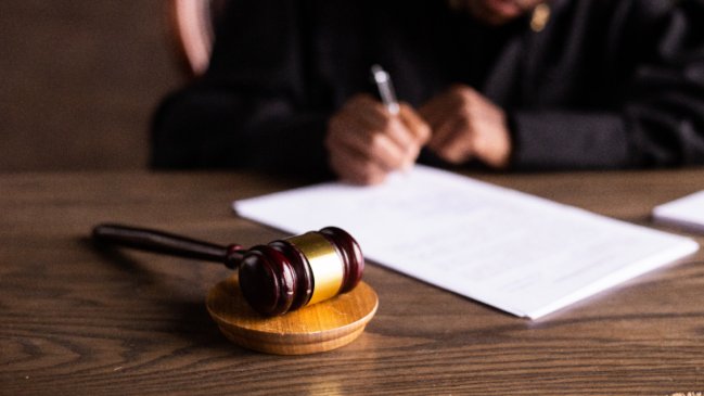 Lo mandaron a trabajar desde su casa y los demandó por intrusión en el hogar